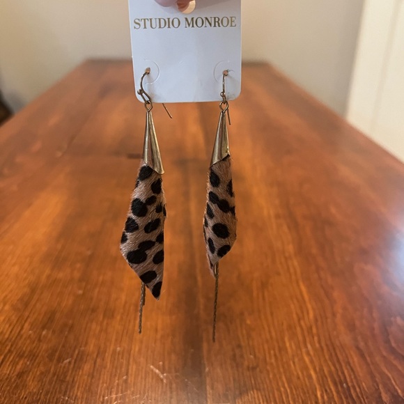 Leopard print mixed materials earrings - Picture 3 of 7